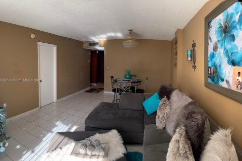Condo in Miami, Florida, 1 bedroom  № 1946930 - photo 3