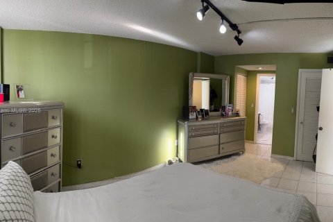 Condo in Miami, Florida, 1 bedroom  № 1946930 - photo 2
