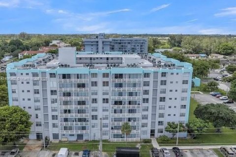 Condo in Miami, Florida, 1 bedroom  № 1946930 - photo 1