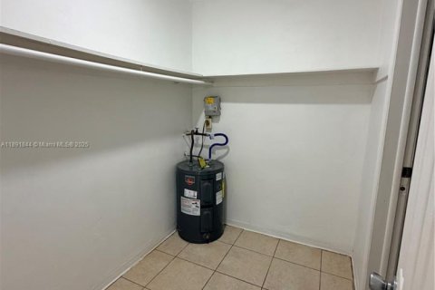 Casa en alquiler en Hallandale Beach, Florida, 499.91 m2 № 1943746 - foto 3