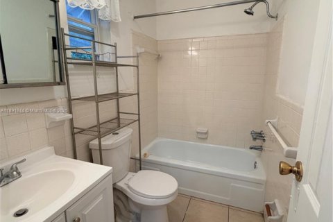 Casa en alquiler en Hallandale Beach, Florida, 499.91 m2 № 1943746 - foto 4