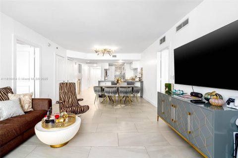 Condo in Hallandale Beach, Florida, 3 bedrooms  № 1770832 - photo 6