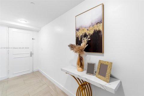 Condo in Hallandale Beach, Florida, 3 bedrooms  № 1770832 - photo 16