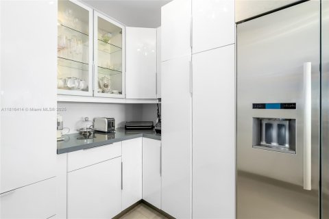 Condo in Hallandale Beach, Florida, 3 bedrooms  № 1770832 - photo 12