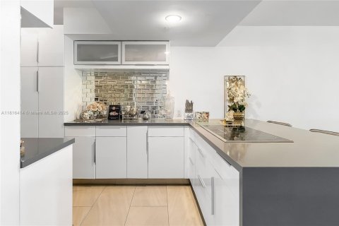 Condo in Hallandale Beach, Florida, 3 bedrooms  № 1770832 - photo 9