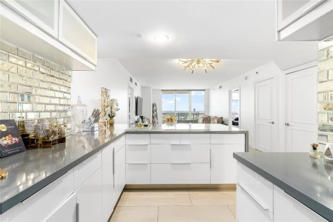 Condo in Hallandale Beach, Florida, 3 bedrooms  № 1770832 - photo 15