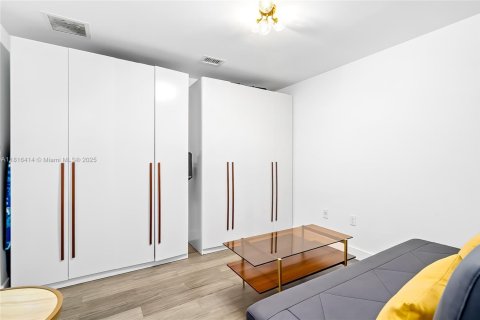 Condo in Hallandale Beach, Florida, 3 bedrooms  № 1770832 - photo 19