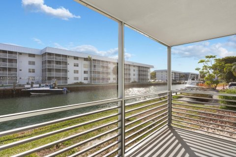 Condo in North Miami Beach, Florida, 2 bedrooms  № 1727418 - photo 4