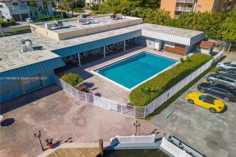 Condo in North Miami Beach, Florida, 2 bedrooms  № 1727418 - photo 17