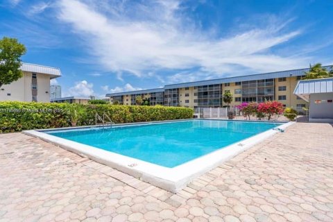 Condo in North Miami Beach, Florida, 2 bedrooms  № 1727418 - photo 18