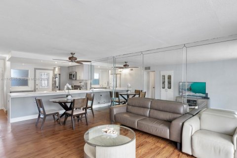 Condo in North Miami Beach, Florida, 2 bedrooms  № 1727418 - photo 10