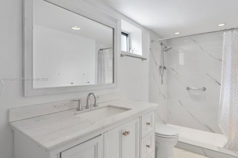 Condo in North Miami Beach, Florida, 2 bedrooms  № 1727418 - photo 11