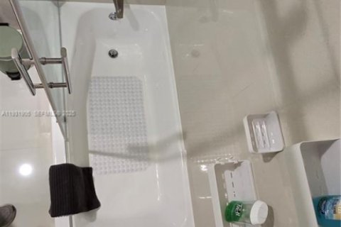 Снять в аренду кондоминиум в Холливуд, Флорида 2 спальни, 109.44м2, № 2152433 - фото 17