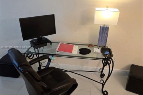 Снять в аренду кондоминиум в Холливуд, Флорида 2 спальни, 109.44м2, № 2152433 - фото 13