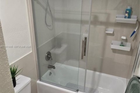 Снять в аренду кондоминиум в Холливуд, Флорида 2 спальни, 109.44м2, № 2152433 - фото 15