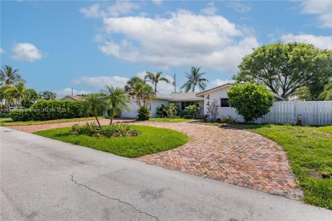 Casa en alquiler en Lighthouse Point, Florida, 3 dormitorios, 172.71 m2 № 1970329 - foto 1
