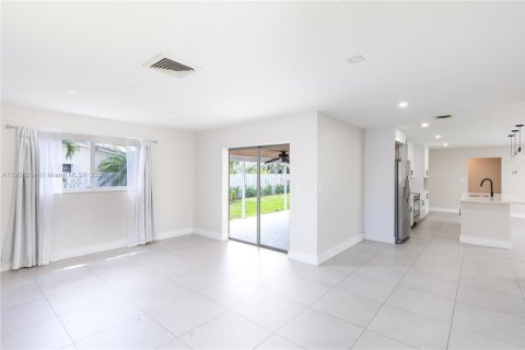 Casa en alquiler en Lighthouse Point, Florida, 3 dormitorios, 172.71 m2 № 1970329 - foto 5