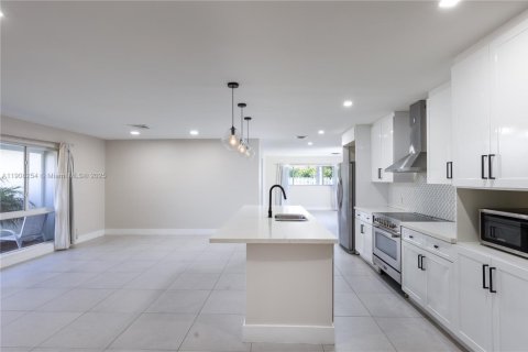 Casa en alquiler en Lighthouse Point, Florida, 3 dormitorios, 172.71 m2 № 1970329 - foto 3