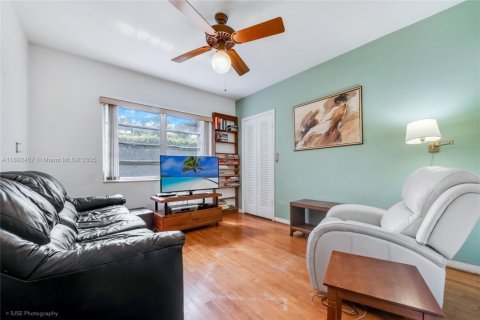 Casa en venta en Coral Gables, Florida, 5 dormitorios, 241.45 m2 № 1945067 - foto 19