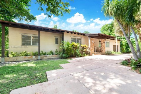 Casa en venta en Coral Gables, Florida, 5 dormitorios, 241.45 m2 № 1945067 - foto 2