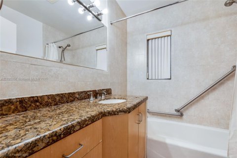 Casa en venta en Coral Gables, Florida, 5 dormitorios, 241.45 m2 № 1945067 - foto 21