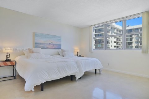 Condo in Surfside, Florida, 1 bedroom  № 2001045 - photo 9