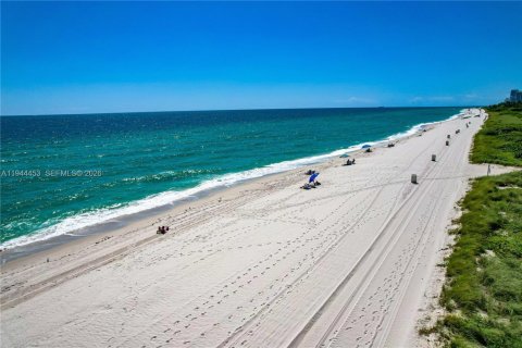 Condo in Surfside, Florida, 1 bedroom  № 2001045 - photo 16
