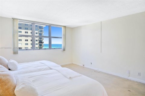 Condo in Surfside, Florida, 1 bedroom  № 2001045 - photo 7