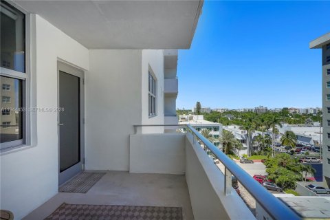 Condo in Surfside, Florida, 1 bedroom  № 2001045 - photo 13