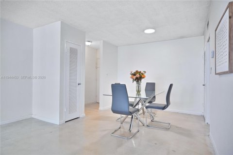 Condo in Surfside, Florida, 1 bedroom  № 2001045 - photo 6