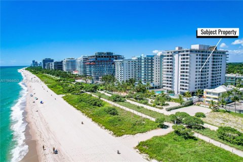 Condo in Surfside, Florida, 1 bedroom  № 2001045 - photo 15