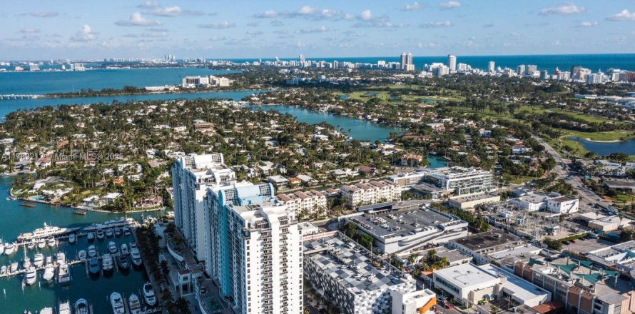 Condominio en Miami Beach, Florida, 2 dormitorios № 1700119