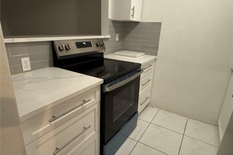 Condominio en alquiler en Fort Lauderdale, Florida, 1 dormitorio, 55.74 m2 № 1993880 - foto 2