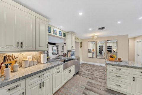 House in Margate, Florida 3 bedrooms, 140.19 sq.m. № 1954265 - photo 26