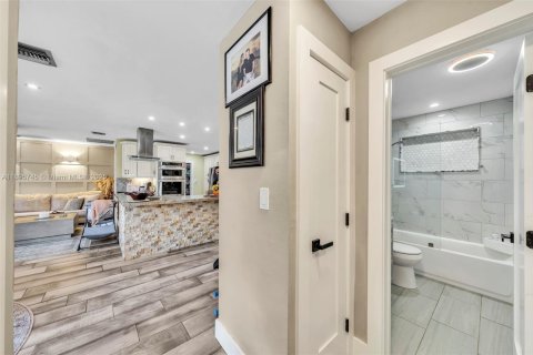 House in Margate, Florida 3 bedrooms, 140.19 sq.m. № 1954265 - photo 18