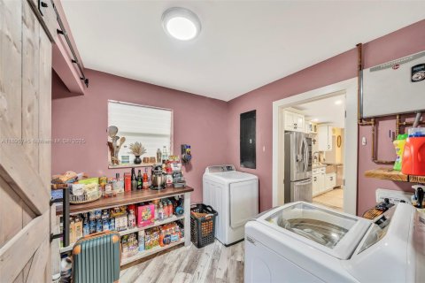 House in Margate, Florida 3 bedrooms, 140.19 sq.m. № 1954265 - photo 25