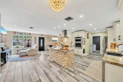 House in Margate, Florida 3 bedrooms, 140.19 sq.m. № 1954265 - photo 10