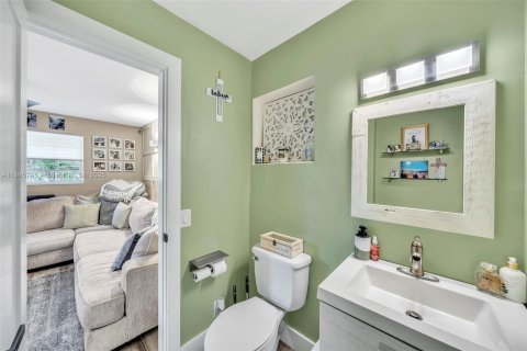 House in Margate, Florida 3 bedrooms, 140.19 sq.m. № 1954265 - photo 14