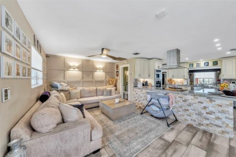 House in Margate, Florida 3 bedrooms, 140.19 sq.m. № 1954265 - photo 8