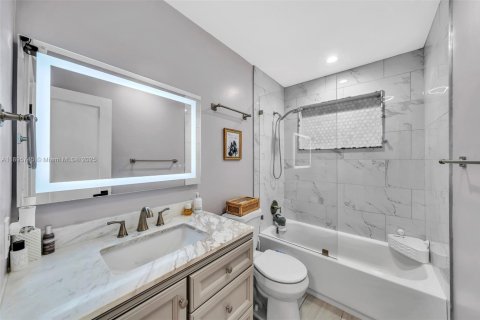 House in Margate, Florida 3 bedrooms, 140.19 sq.m. № 1954265 - photo 19