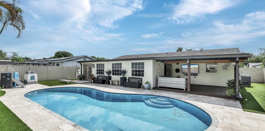 House in Margate, Florida 3 bedrooms, 140.19 sq.m. № 1954265