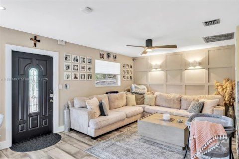 House in Margate, Florida 3 bedrooms, 140.19 sq.m. № 1954265 - photo 13