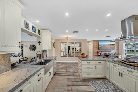 House in Margate, Florida 3 bedrooms, 140.19 sq.m. № 1954265 - photo 5