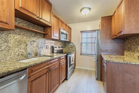 Condo in Saint Petersburg, Florida, 2 bedrooms  № 1570549 - photo 12