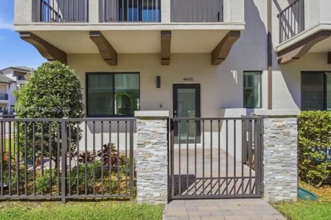 Townhouse in Doral, Florida 3 bedrooms, 179.21 sq.m. № 2172591 - photo 2