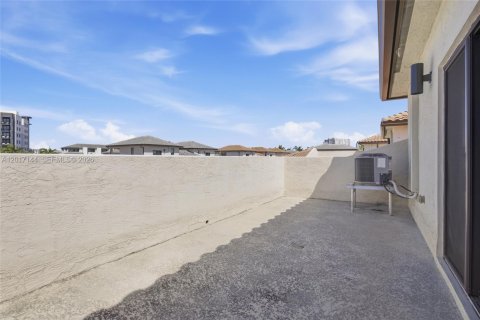 Townhouse in Doral, Florida 3 bedrooms, 179.21 sq.m. № 2172591 - photo 23