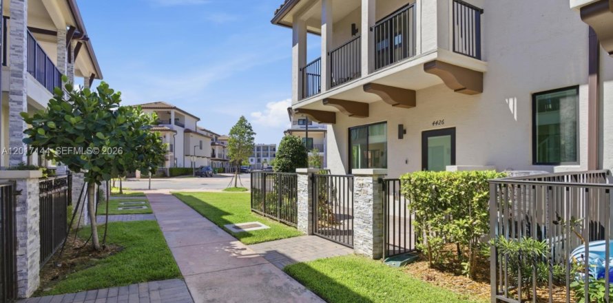 Townhouse in Doral, Florida 3 bedrooms, 179.21 sq.m. № 2172591