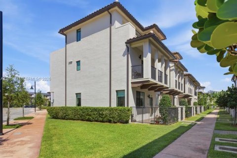 Townhouse in Doral, Florida 3 bedrooms, 179.21 sq.m. № 2172591 - photo 4