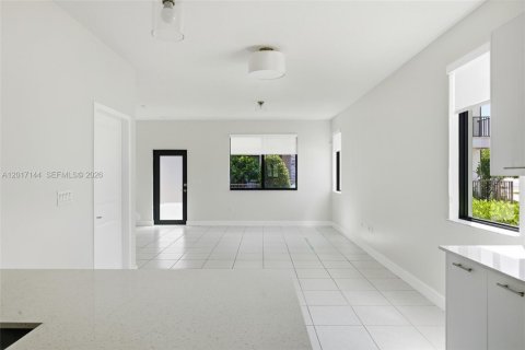 Townhouse in Doral, Florida 3 bedrooms, 179.21 sq.m. № 2172591 - photo 9