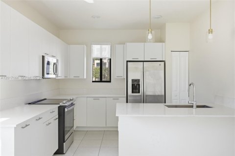 Townhouse in Doral, Florida 3 bedrooms, 179.21 sq.m. № 2172591 - photo 7